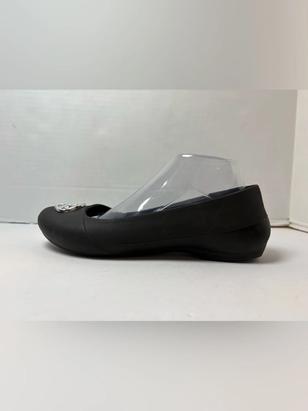 Crocs Gianna Black Slip-on Ballet Flat Loafers Silver Disc Medallion Size 8
